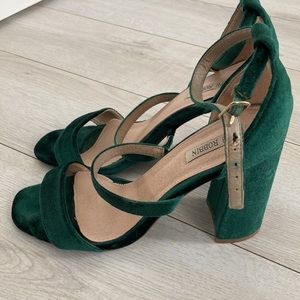 Cape Robbin green velvet chunky heeled sandals size 8.5